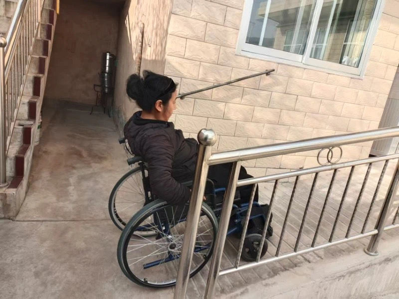 图为困难重度残疾人家庭无障碍改造帮助残疾人居家生活无障碍